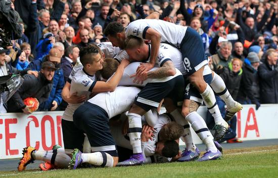 图片报：拜仁周四在贝肯鲍尔的墓前敬献了新花圈