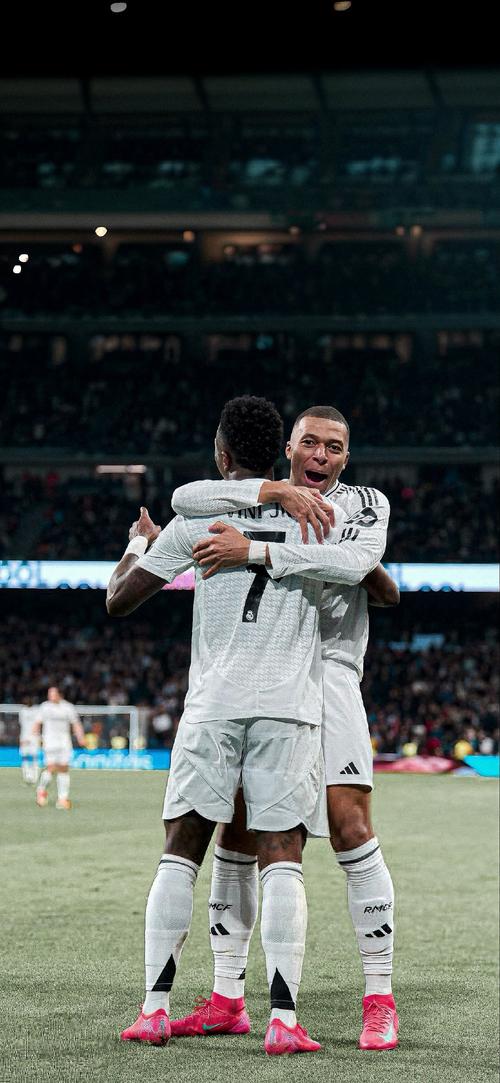 [图]主场大胜河南队 上海海港领跑联赛积分榜